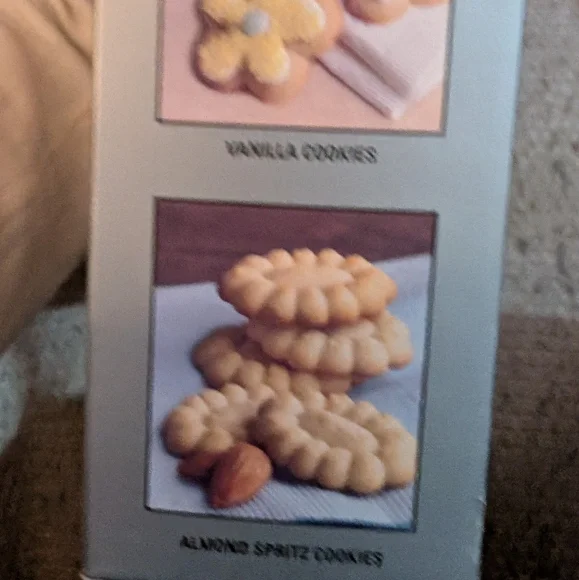 LIKE NEW Williams Sonoma Cookie and Pastry Press - Picture 4 of 11